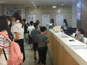 大人がいっぱいの学校。